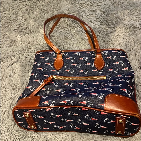 NFL  Dooney & Bourke Patriots Pocketbook - Picture 3 of 9